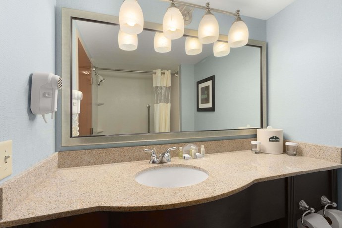 Imagen de la habitación del Hotel Cross Creek Inn & Suites. Foto 4