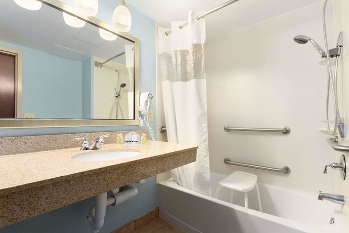 Imagen de la habitación del Hotel Cross Creek Inn & Suites. Foto 6
