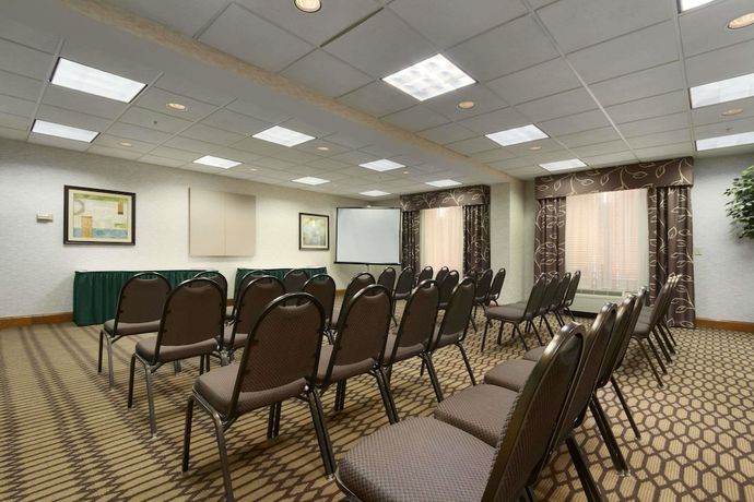 Imagen de los interiores del Hotel Cross Creek Inn & Suites. Foto 11