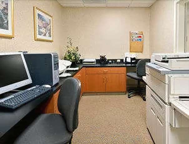 Imagen de los interiores del Hotel Cross Creek Inn & Suites. Foto 12