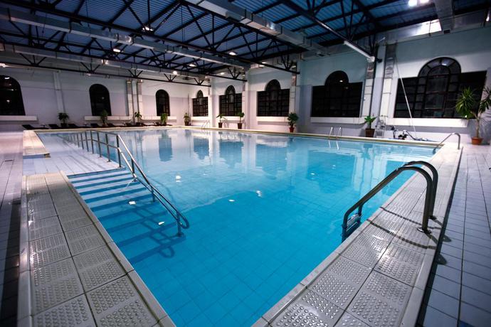 Imagen de la piscina del Hotel Cross Health Center. Foto 11