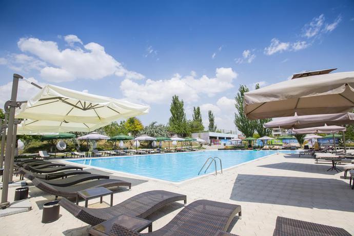 Imagen de la piscina del Hotel Cross Health Center. Foto 12