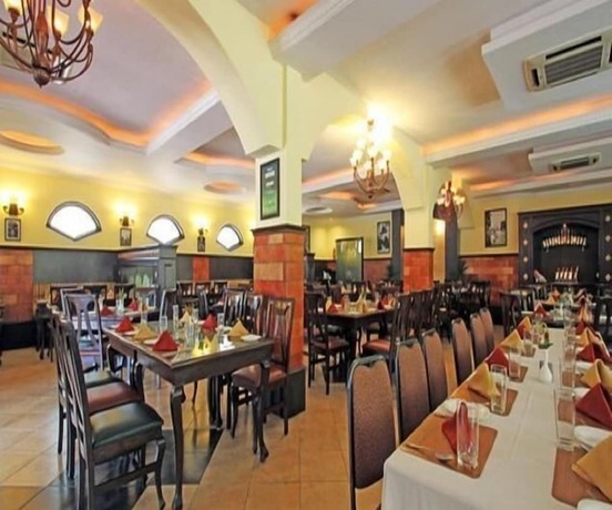 Imagen del bar/restaurante del Hotel Cross Roads Inn. Foto 20