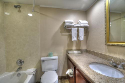 Imagen de la habitación del Hotel Crossroads Inn & Suites. Foto 3
