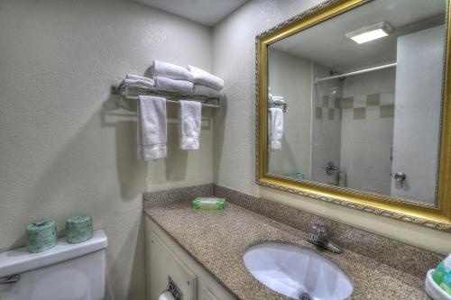 Imagen de la habitación del Hotel Crossroads Inn & Suites. Foto 4