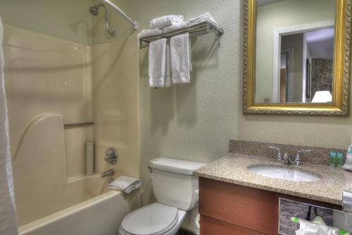 Imagen de la habitación del Hotel Crossroads Inn & Suites. Foto 5