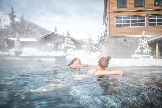 Imagen de la piscina del Hotel Crosswaters Resort at Kananaskis. Foto 16