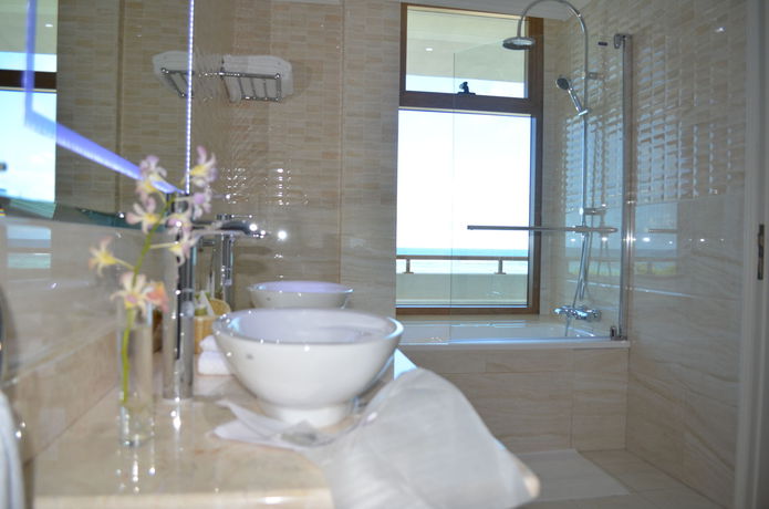 Imagen del bar/restaurante del Hotel Crown Beach. Foto 4