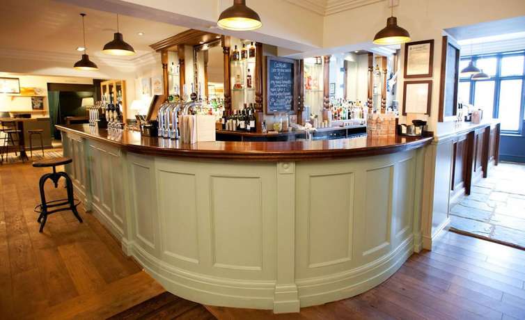 Imagen del bar/restaurante del Hotel Crown, Chertsey. Foto 2