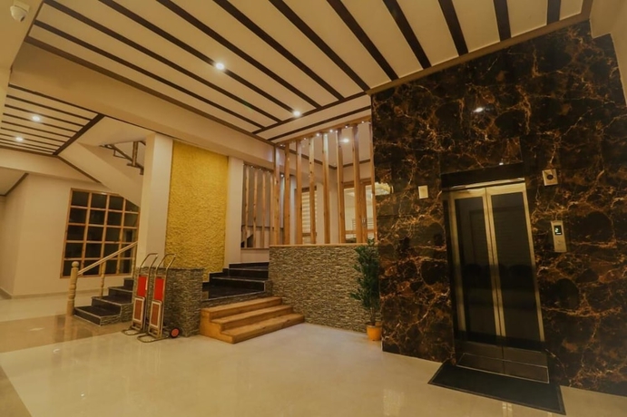 Imagen de los interiores del Hotel Crown Himalaya. Foto 10