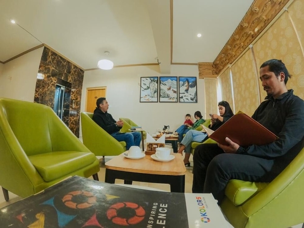Imagen de los interiores del Hotel Crown Himalaya. Foto 18