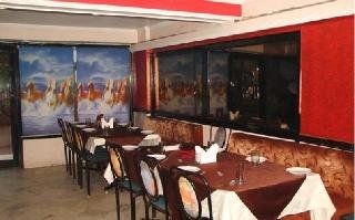 Imagen del bar/restaurante del Hotel Crown Hotel, Ahmedabad. Foto 5