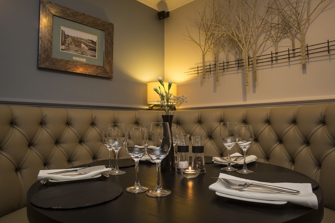 Imagen del bar/restaurante del Hotel Crown Lodge. Foto 2