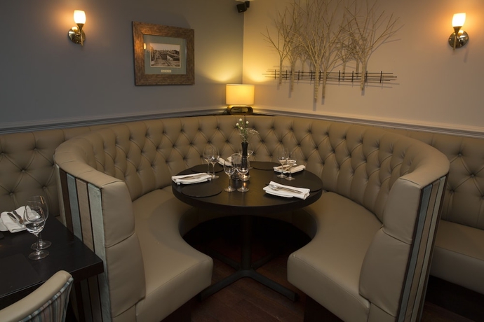 Imagen del bar/restaurante del Hotel Crown Lodge. Foto 5