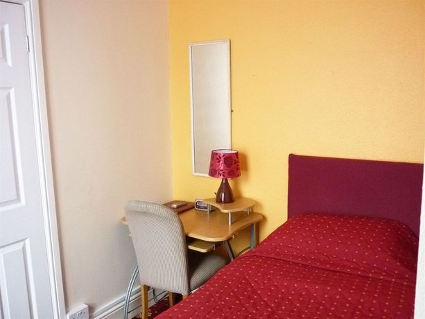 Imagen de la habitación del Hotel Crown Lodge Guest House. Foto 8