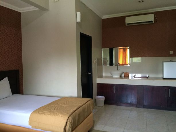 Imagen de la habitación del Hotel Crown, Mataram. Foto 2