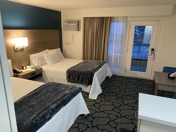Imagen de la habitación del Hotel Crown Motel. Foto 15