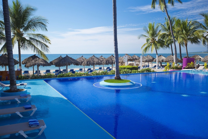 Imagen de la piscina del Hotel Crown Paradise Club Puerto Vallarta All Inclusive. Foto 14