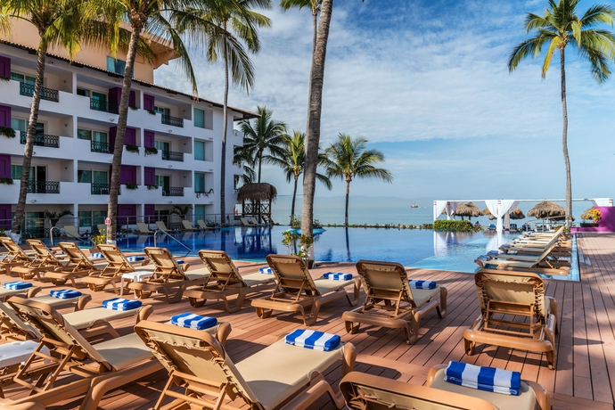 Imagen de la piscina del Hotel Crown Paradise Club Puerto Vallarta All Inclusive. Foto 16