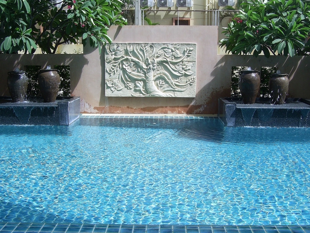 Imagen de la piscina del Hotel Crown Pattaya Beach. Foto 15