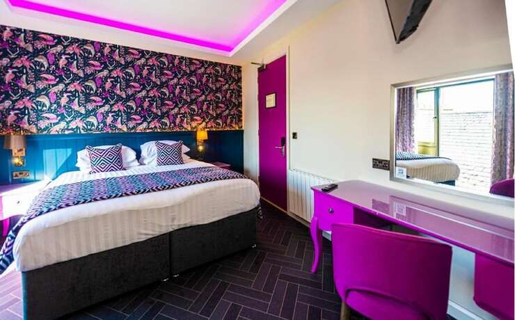 Imagen de la habitación del Hotel Crown Quarter. Foto 17