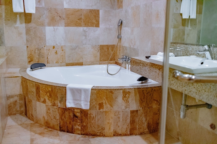 Imagen de la habitación del Hotel Crown Regency Courtyard Resort. Foto 12