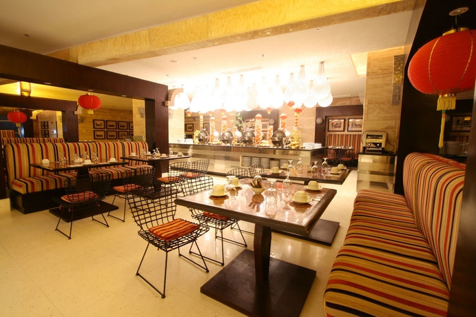 Imagen del bar/restaurante del Hotel Crown Regency and Towers. Foto 3