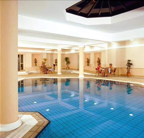 Imagen de la piscina del Hotel Crown Resorts Henipa. Foto 11