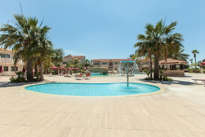 Imagen de la piscina del Hotel Crown Resorts Henipa. Foto 14