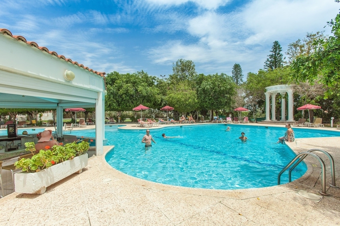 Imagen de la piscina del Hotel Crown Resorts Henipa. Foto 16