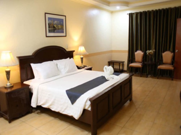 Imagen de la habitación del Hotel Crown Royale. Foto 2