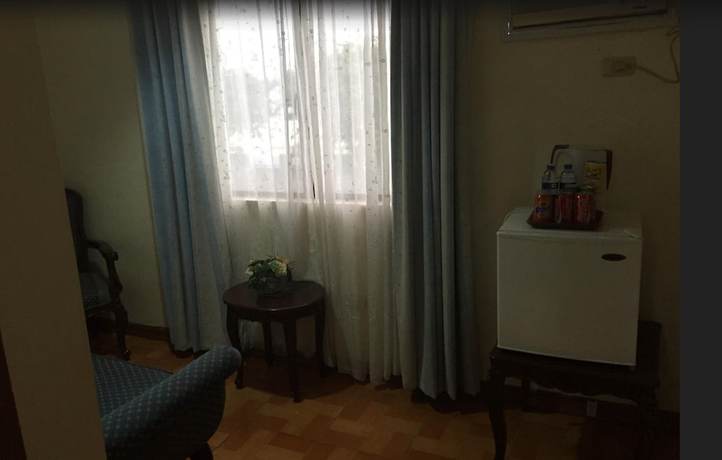 Imagen de la habitación del Hotel Crown Royale. Foto 7