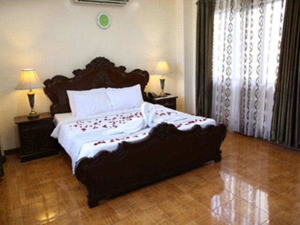 Imagen de la habitación del Hotel Crown Royale. Foto 9
