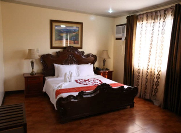 Imagen de la habitación del Hotel Crown Royale. Foto 10