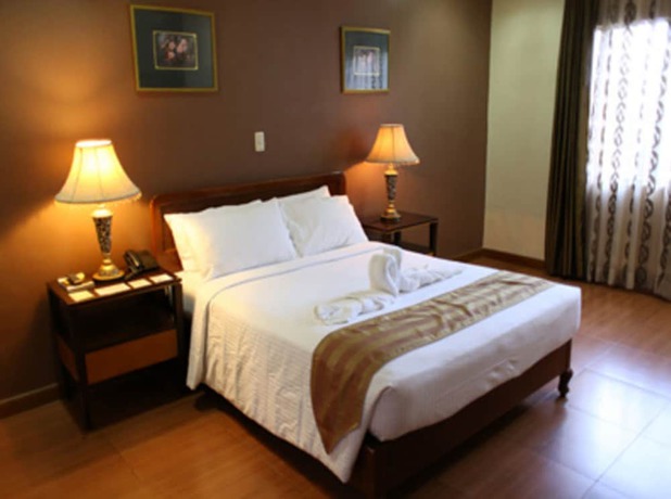 Imagen de la habitación del Hotel Crown Royale. Foto 11