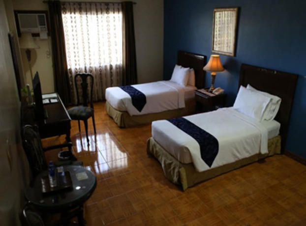 Imagen de la habitación del Hotel Crown Royale. Foto 13