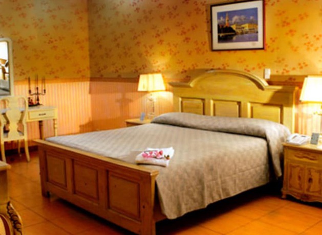 Imagen de la habitación del Hotel Crown Royale. Foto 15