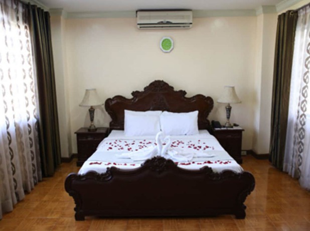 Imagen de la habitación del Hotel Crown Royale. Foto 16