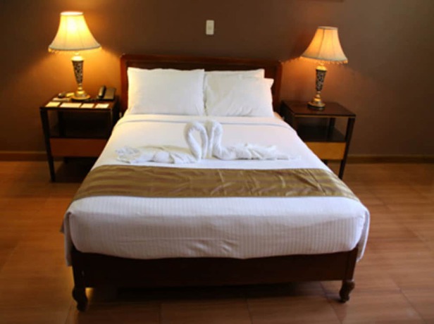 Imagen de la habitación del Hotel Crown Royale. Foto 18