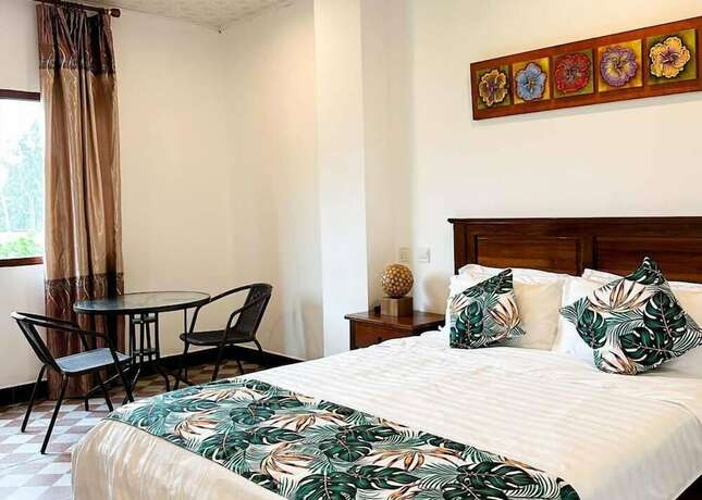 Imagen de la habitación del Hotel Crown Royale and Lounge. Foto 8