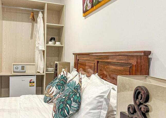 Imagen de la habitación del Hotel Crown Royale and Lounge. Foto 11