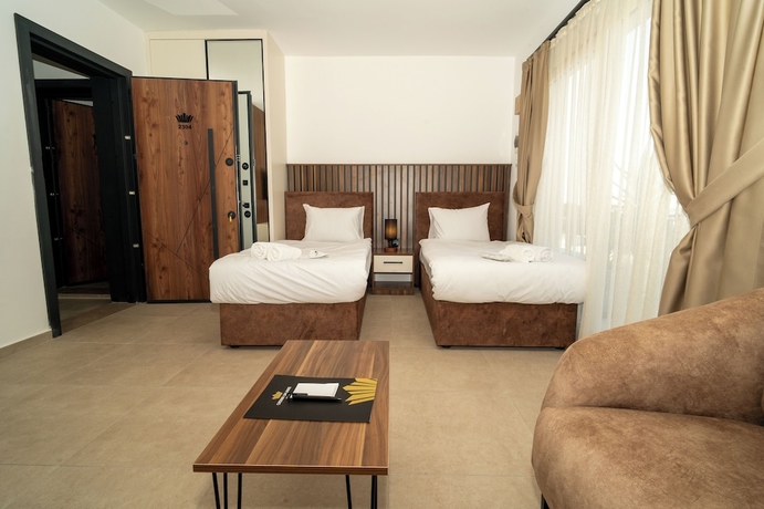Imagen de la habitación del Hotel Crown Salamis Suites. Foto 4