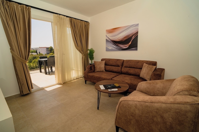 Imagen de la habitación del Hotel Crown Salamis Suites. Foto 5