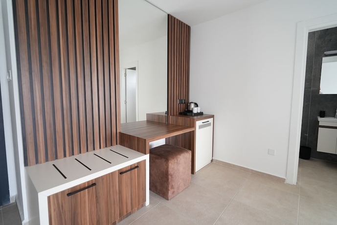Imagen de la habitación del Hotel Crown Salamis Suites. Foto 10