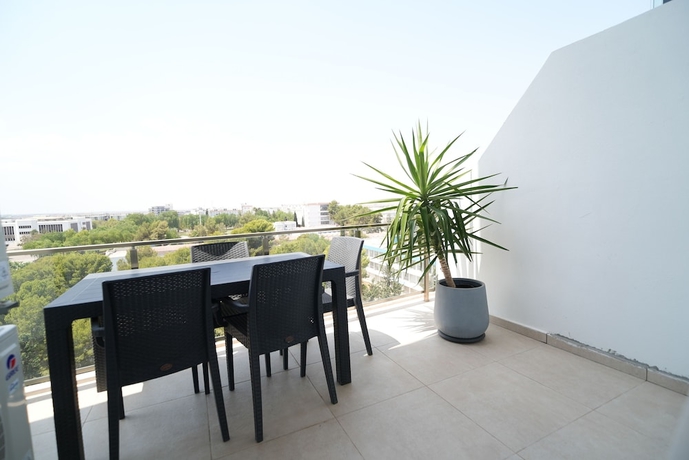Imagen de la habitación del Hotel Crown Salamis Suites. Foto 11