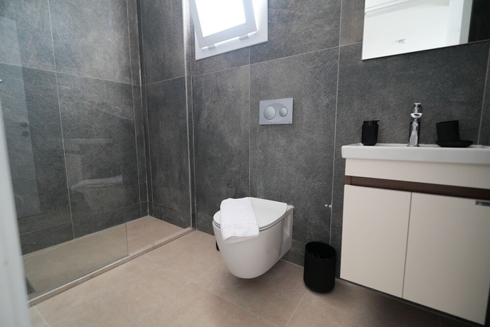 Imagen de la habitación del Hotel Crown Salamis Suites. Foto 12