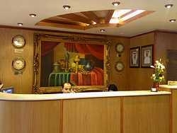 Imagen de los interiores del Hotel Crown Suites. Foto 5