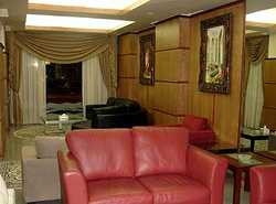 Imagen de los interiores del Hotel Crown Suites. Foto 7