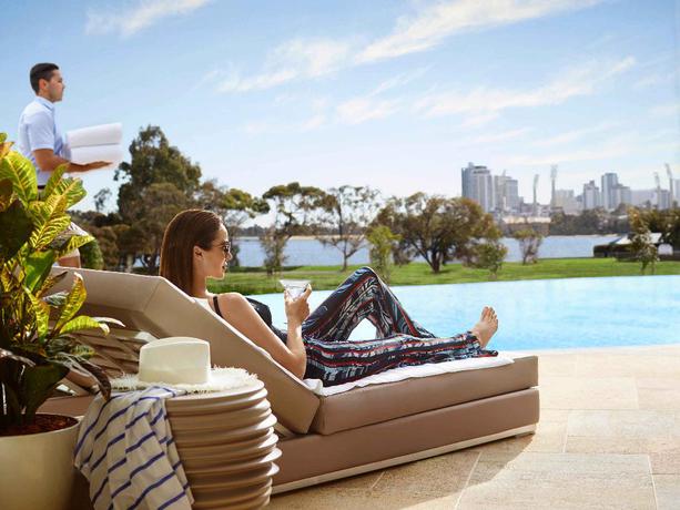 Imagen de la piscina del Hotel Crown Towers Perth. Foto 19