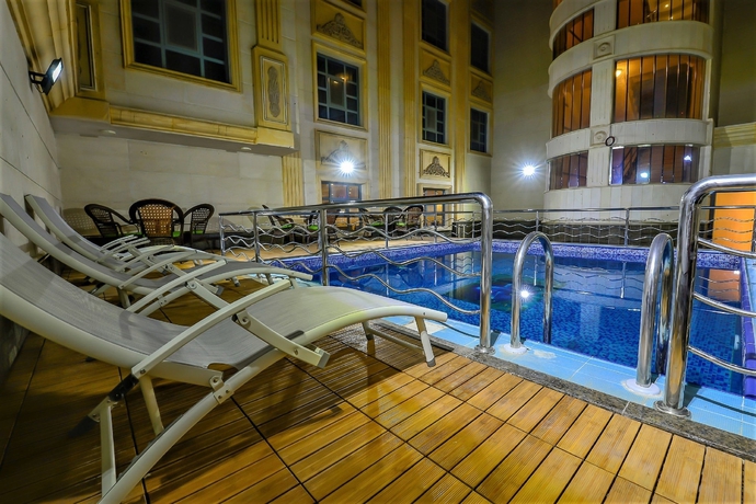 Imagen de la piscina del Hotel Crown Town. Foto 19